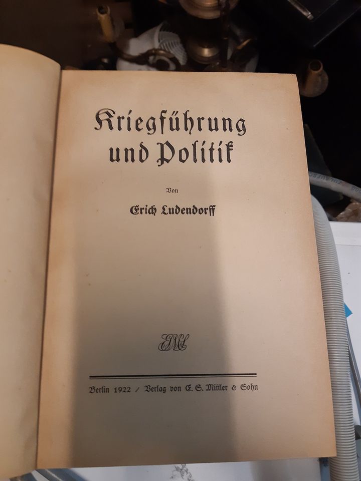 Bücher über deutsche Geschichte, wirklich sehr alt