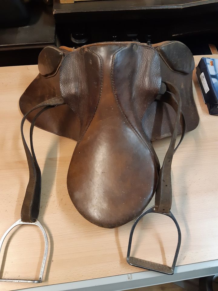 Sattel mit Steigbügel, gebrauchter Sattel