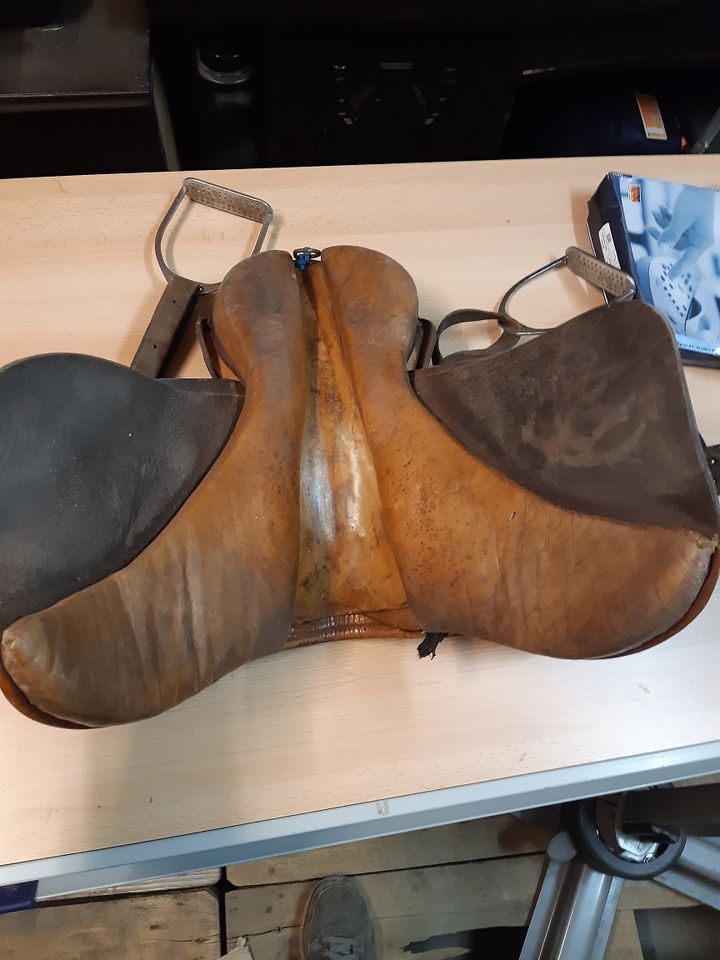 Sattel mit Steigbügel, gebrauchter Sattel