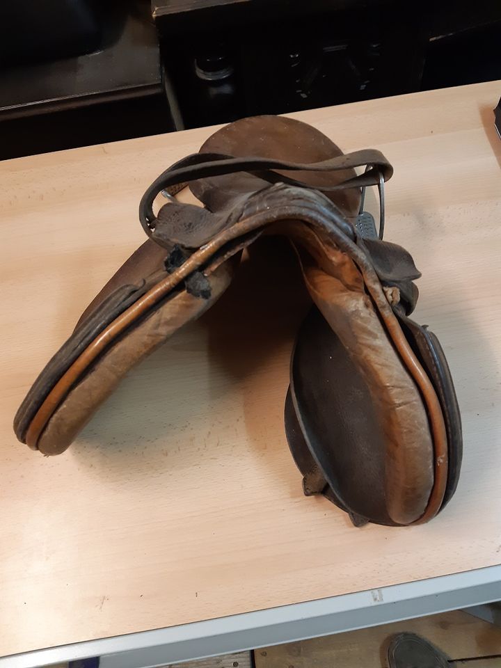 Sattel mit Steigbügel, gebrauchter Sattel